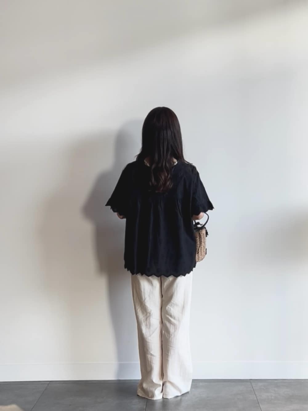 ブラック系のサンダル、ホワイト系のその他パンツ、ブラック系のシャツ/ブラウスを着用したレディースの夏コーディネートの4枚目の写真