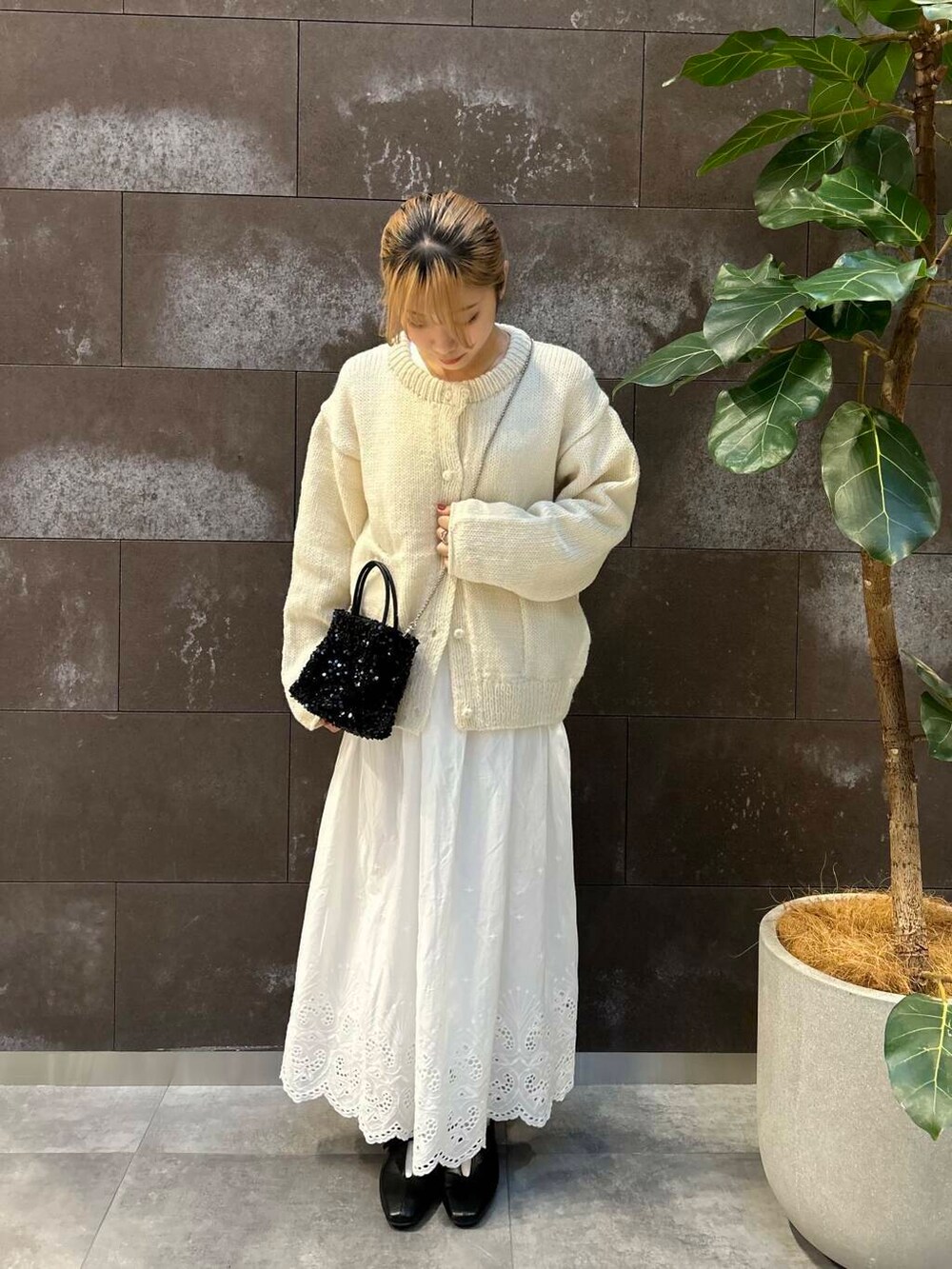 ホワイト系のニット/セーター、ブラック系のその他シューズ、ホワイト系のスカートを着用したレディースの秋コーディネートの2枚目の写真