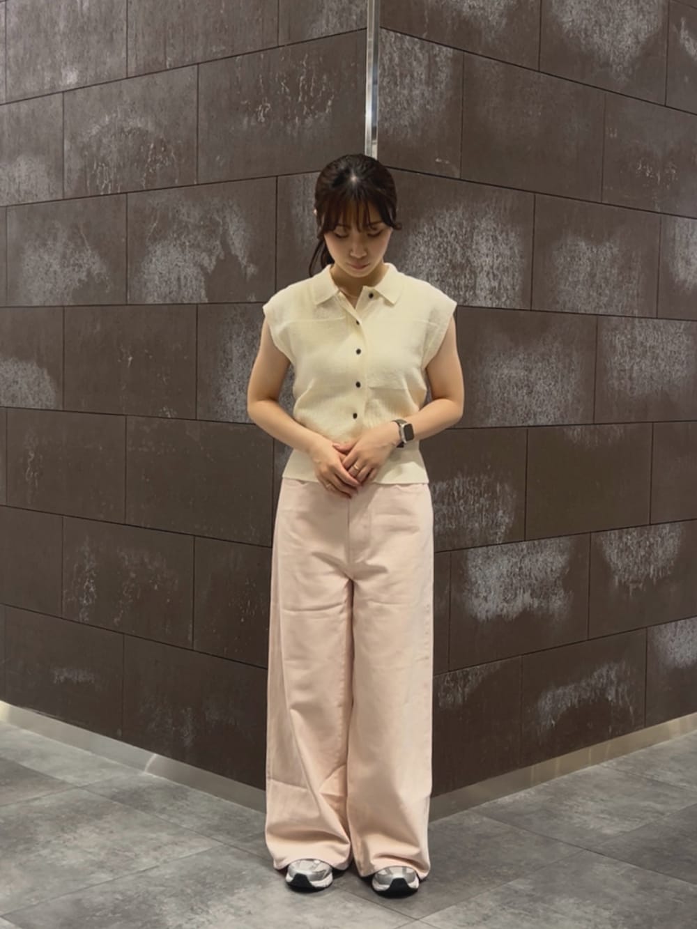 ホワイト系のタンクトップ、ピンク系のその他パンツ、ホワイト系のニット/セーターを着用したレディースの夏コーディネートの2枚目の写真