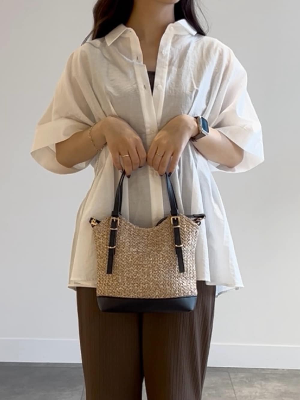 ブラウン系のその他パンツ、ブラック系のサンダル、ブラック系のショルダーバッグを着用したレディースの夏コーディネートの3枚目の写真