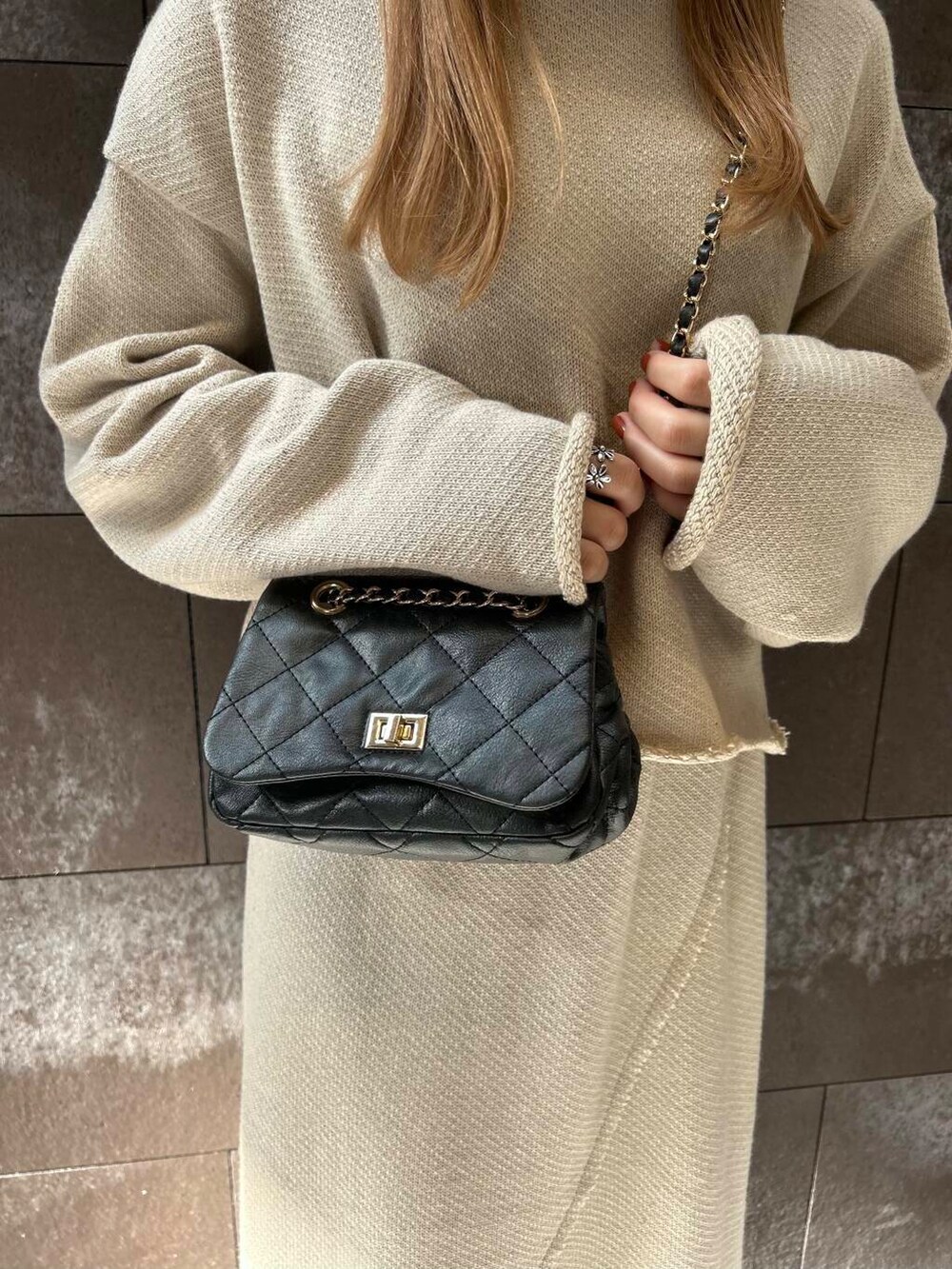 ベージュ系のTシャツ/カットソー、ベージュ系のスカート、ブラック系のショルダーバッグを着用したレディースの秋コーディネートの6枚目の写真