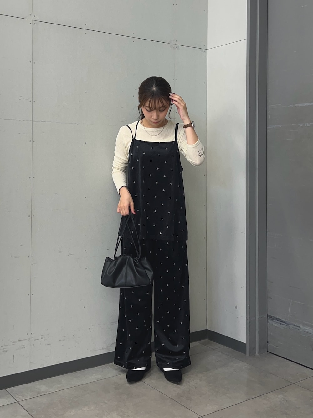 ホワイト系のTシャツ/カットソー、ブラック系のキャミソール、ブラック系のその他パンツを着用したレディースの秋コーディネートの2枚目の写真