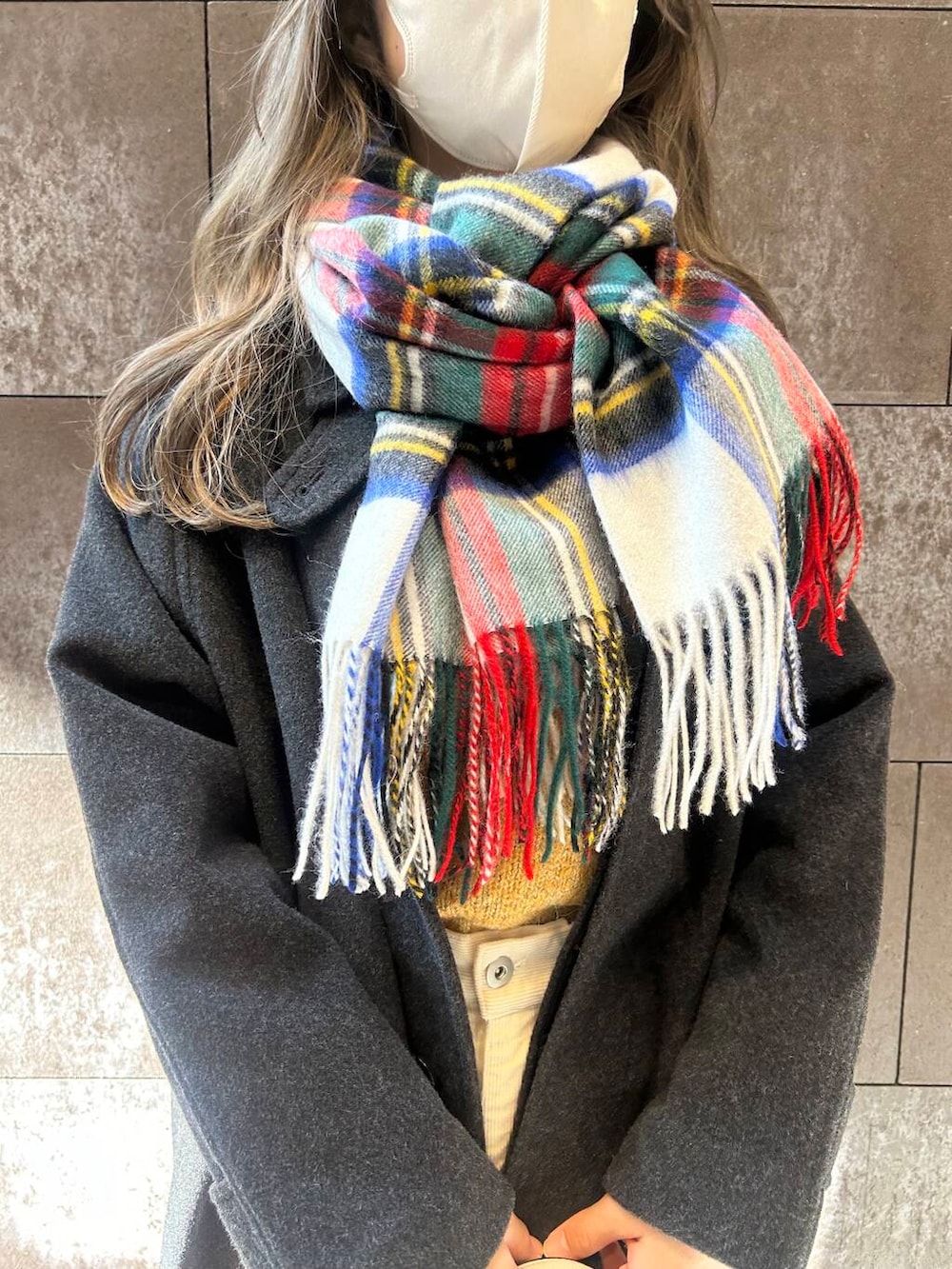 グレー系のその他アウター、ホワイト系のボストンバッグ、ホワイト系のその他パンツを着用したレディースの冬コーディネートの6枚目の写真