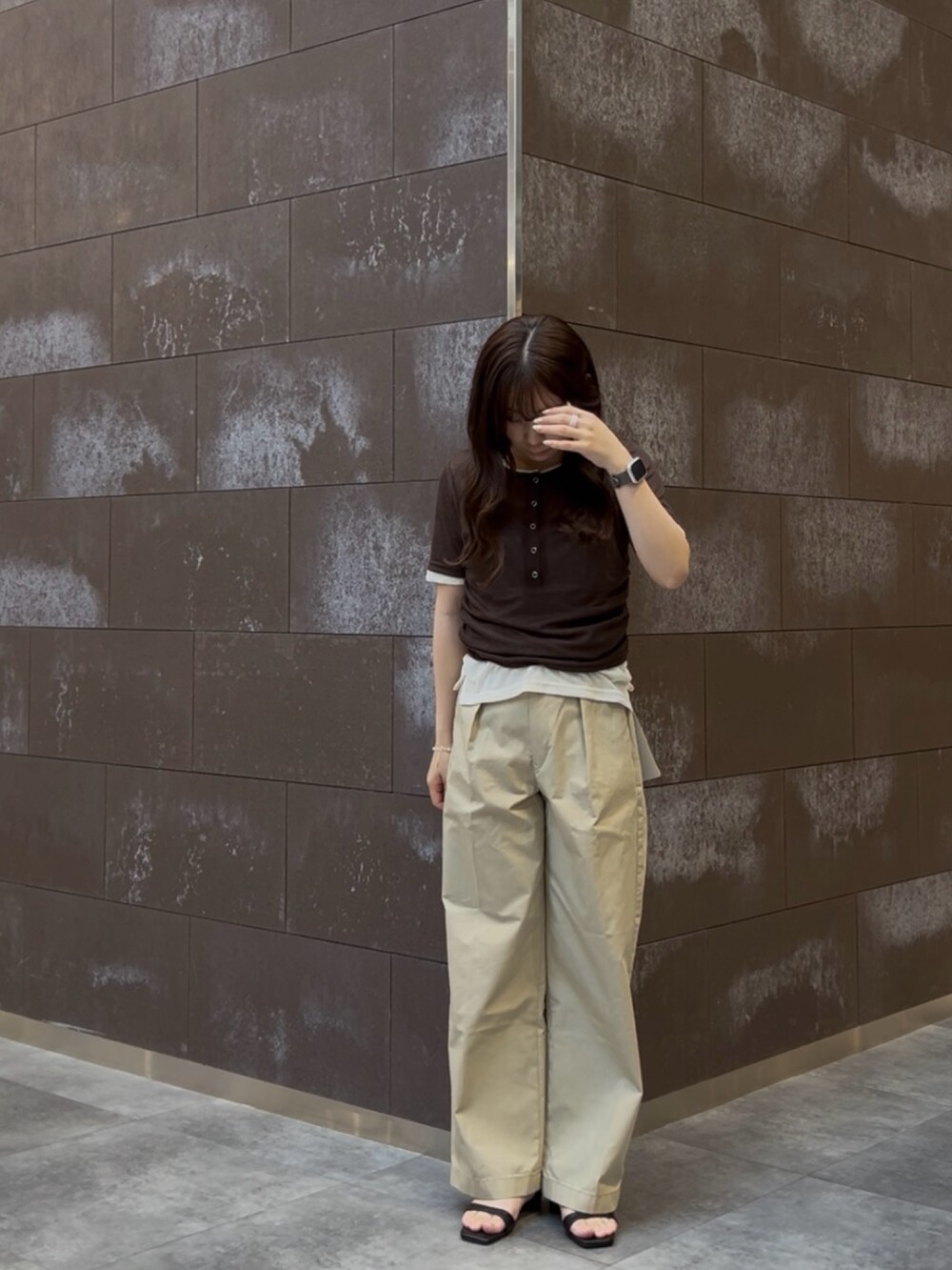 ブラウン系のTシャツ/カットソー、ベージュ系のその他パンツ、ブラック系のサンダルを着用したレディースの春コーディネートの2枚目の写真