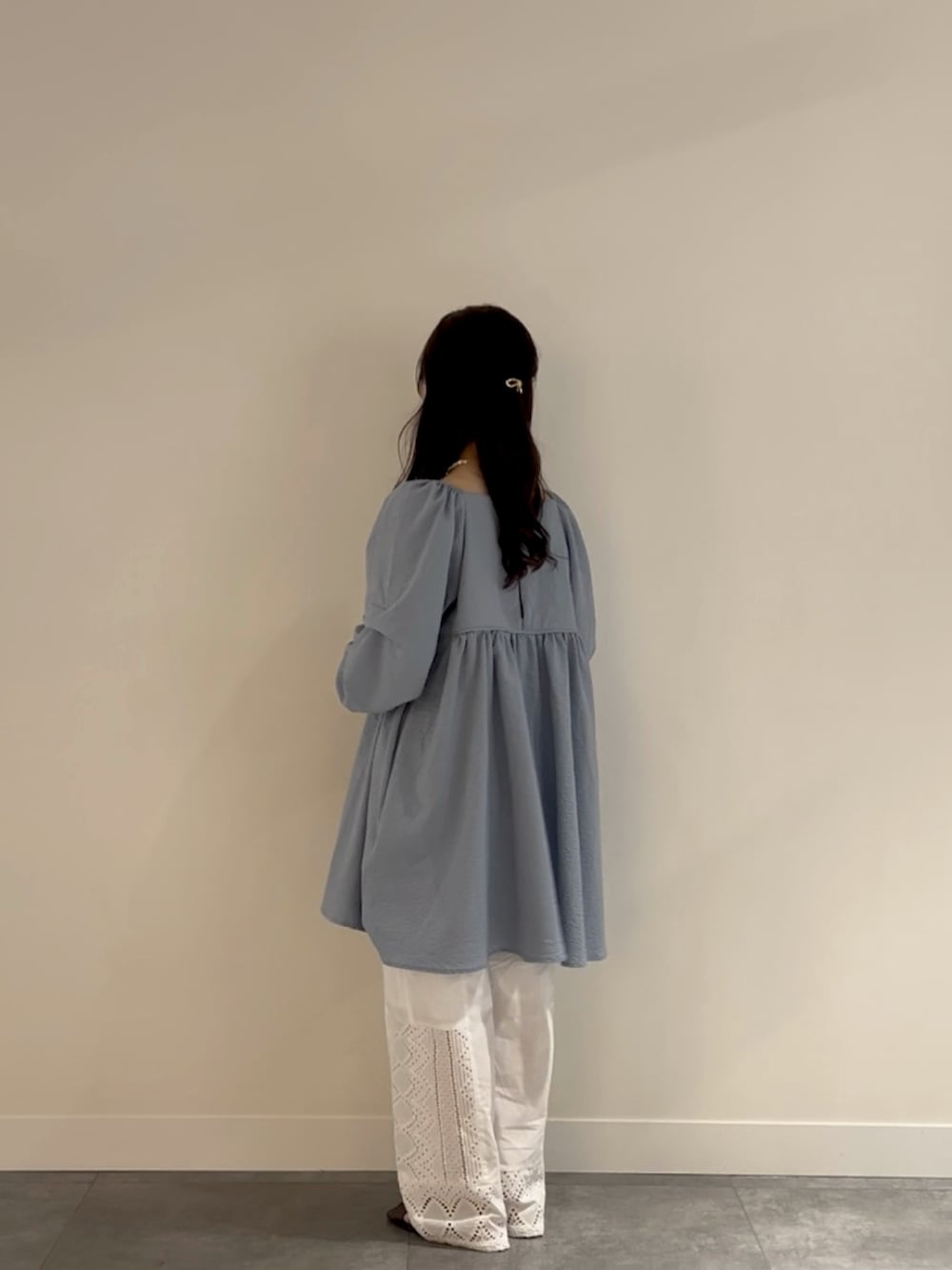 ブルー系のワンピース、ブラウン系のボストンバッグ、ホワイト系のその他パンツを着用したレディースの春コーディネートの3枚目の写真