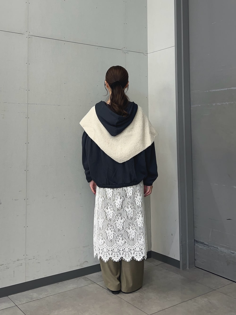 ベージュ系のその他パンツ、ブラック系のその他シューズ、ホワイト系のスカートを着用したレディースの秋コーディネートの3枚目の写真