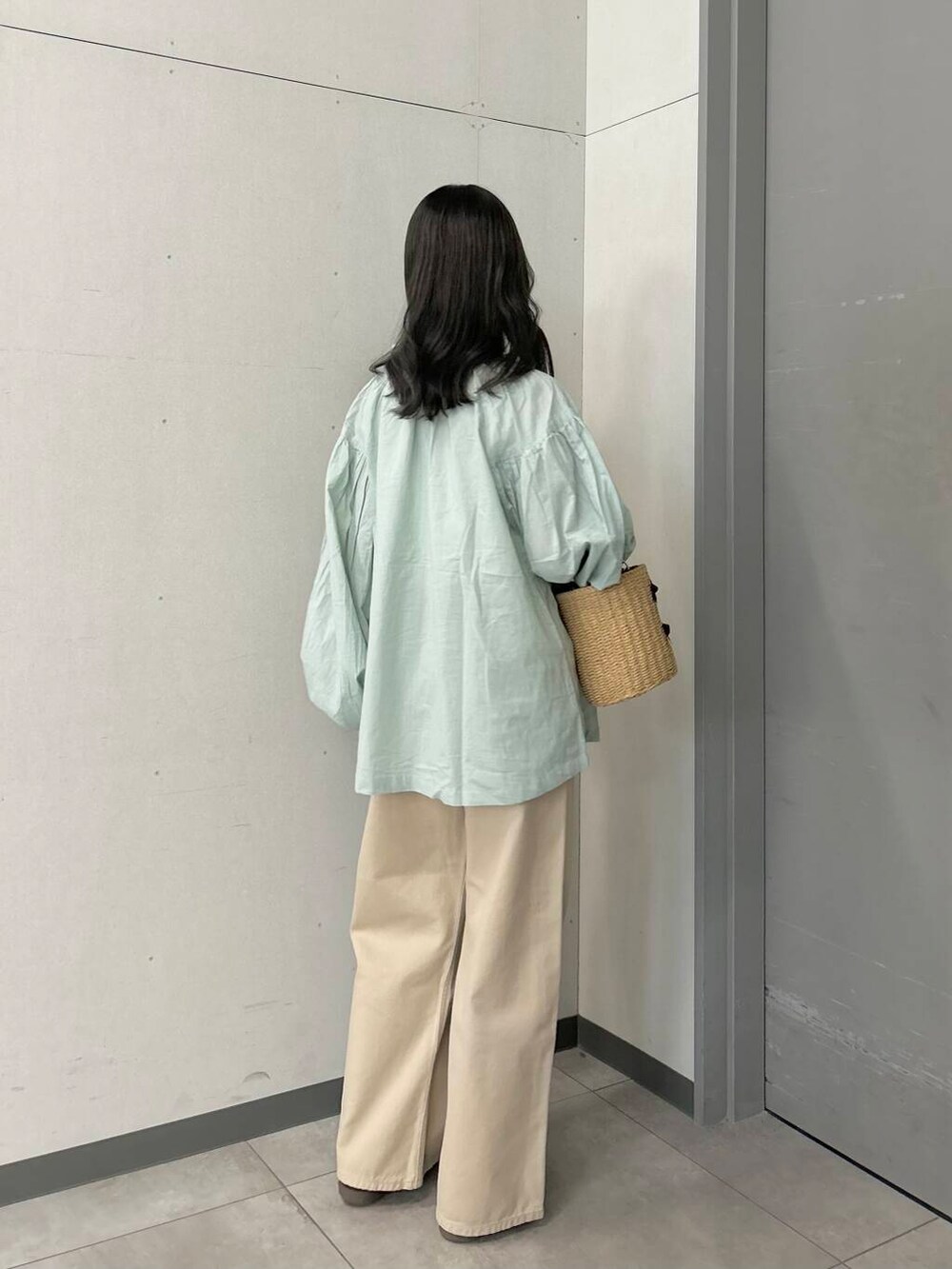 ベージュ系のデニムパンツ、イエロー系のショルダーバッグ、グリーン系のシャツ/ブラウスを着用したレディースの春コーディネートの4枚目の写真