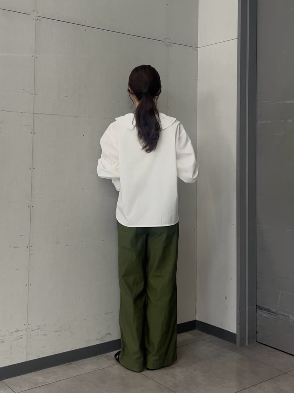 ホワイト系のシャツ/ブラウス、グリーン系のその他パンツ、ブラック系のサンダルを着用したレディースの夏コーディネートの4枚目の写真