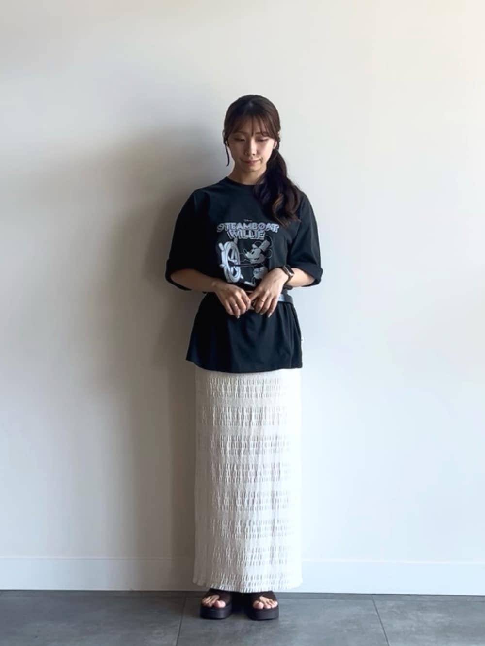 グレー系のTシャツ/カットソー、ホワイト系のスカート、ブラック系のベルトを着用したレディースの夏コーディネートの2枚目の写真