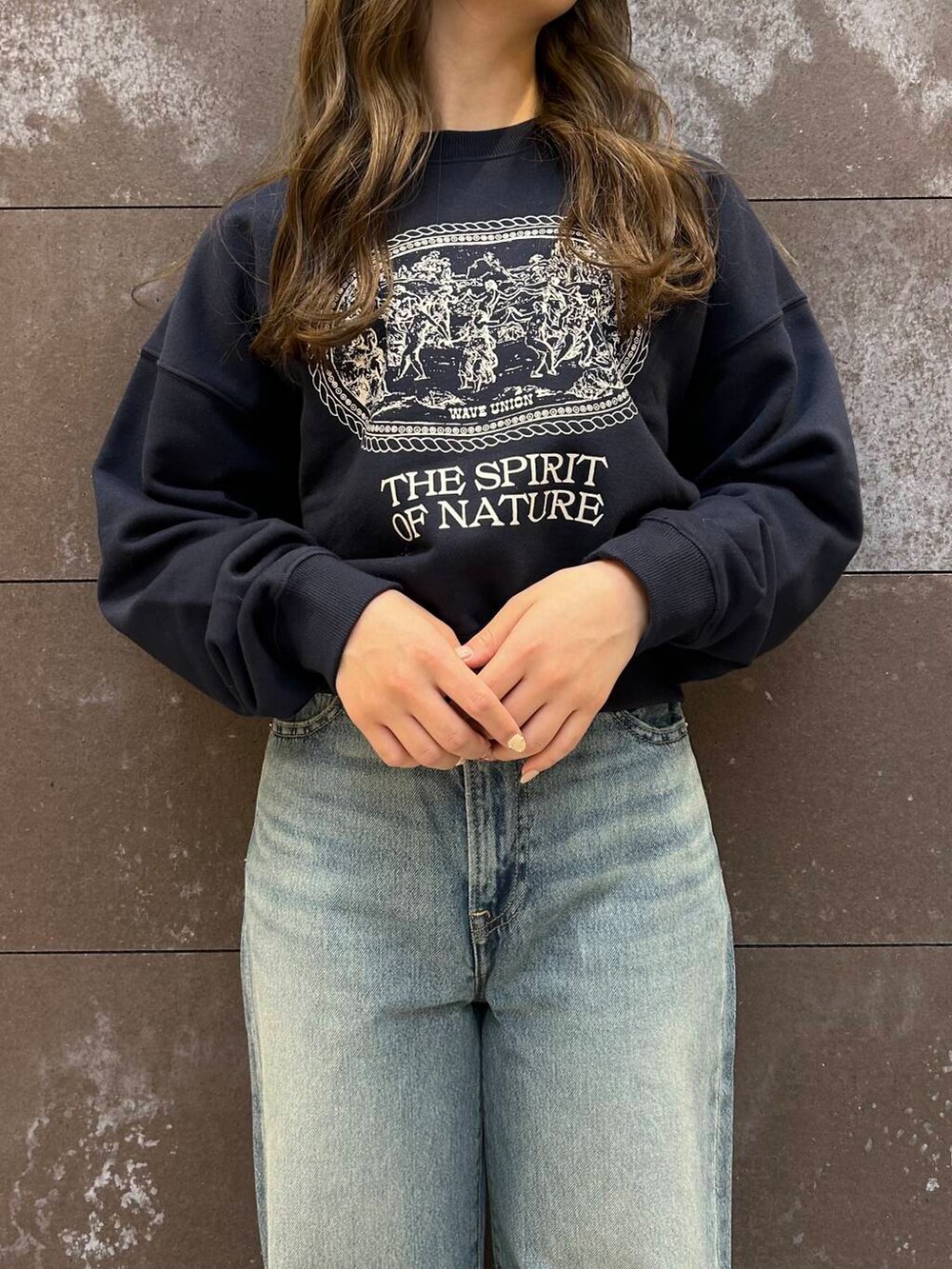 ブルー系のスウェット、ブルー系のデニムパンツを着用したレディースの冬コーディネートの4枚目の写真