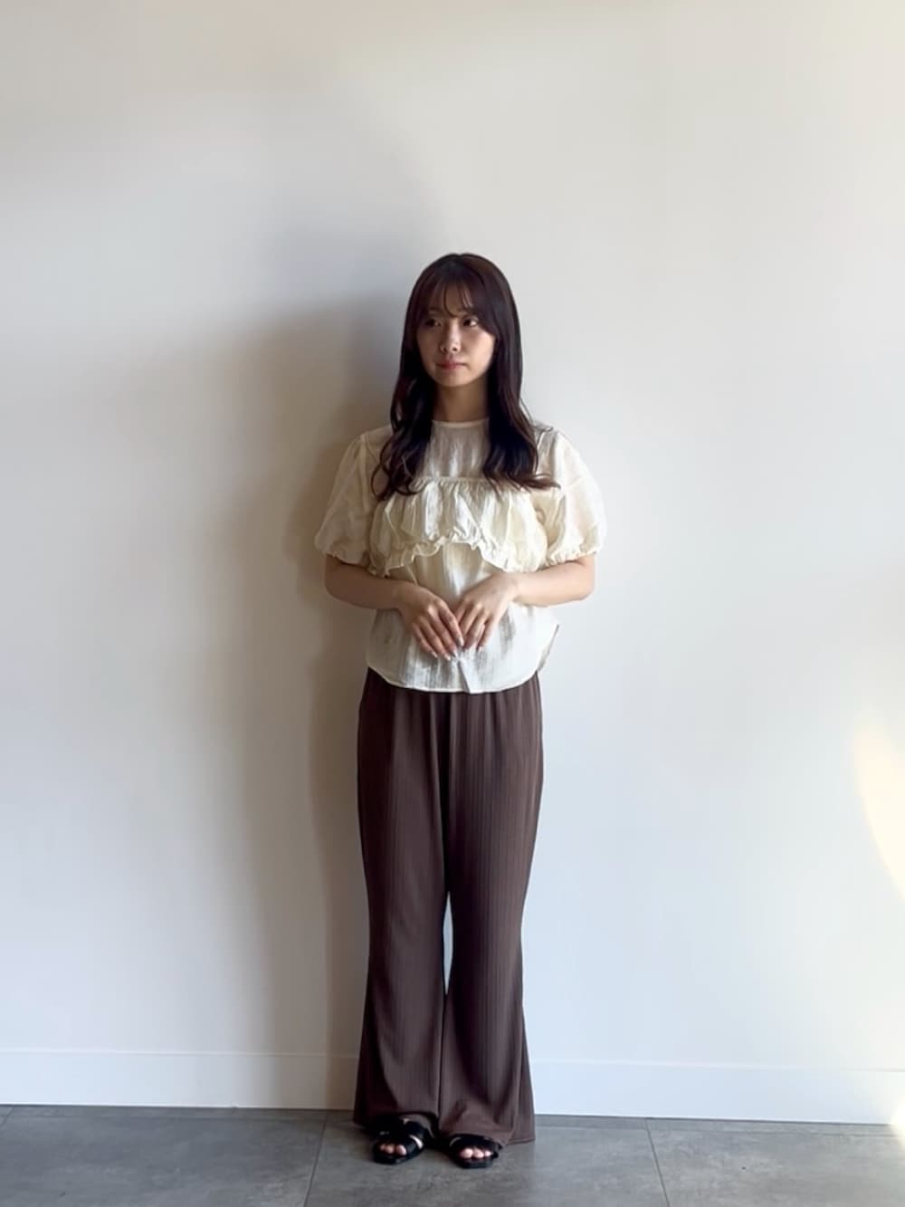 ホワイト系のシャツ/ブラウス、ブラウン系のその他パンツ、ブラック系のサンダルを着用したレディースの夏コーディネートの2枚目の写真