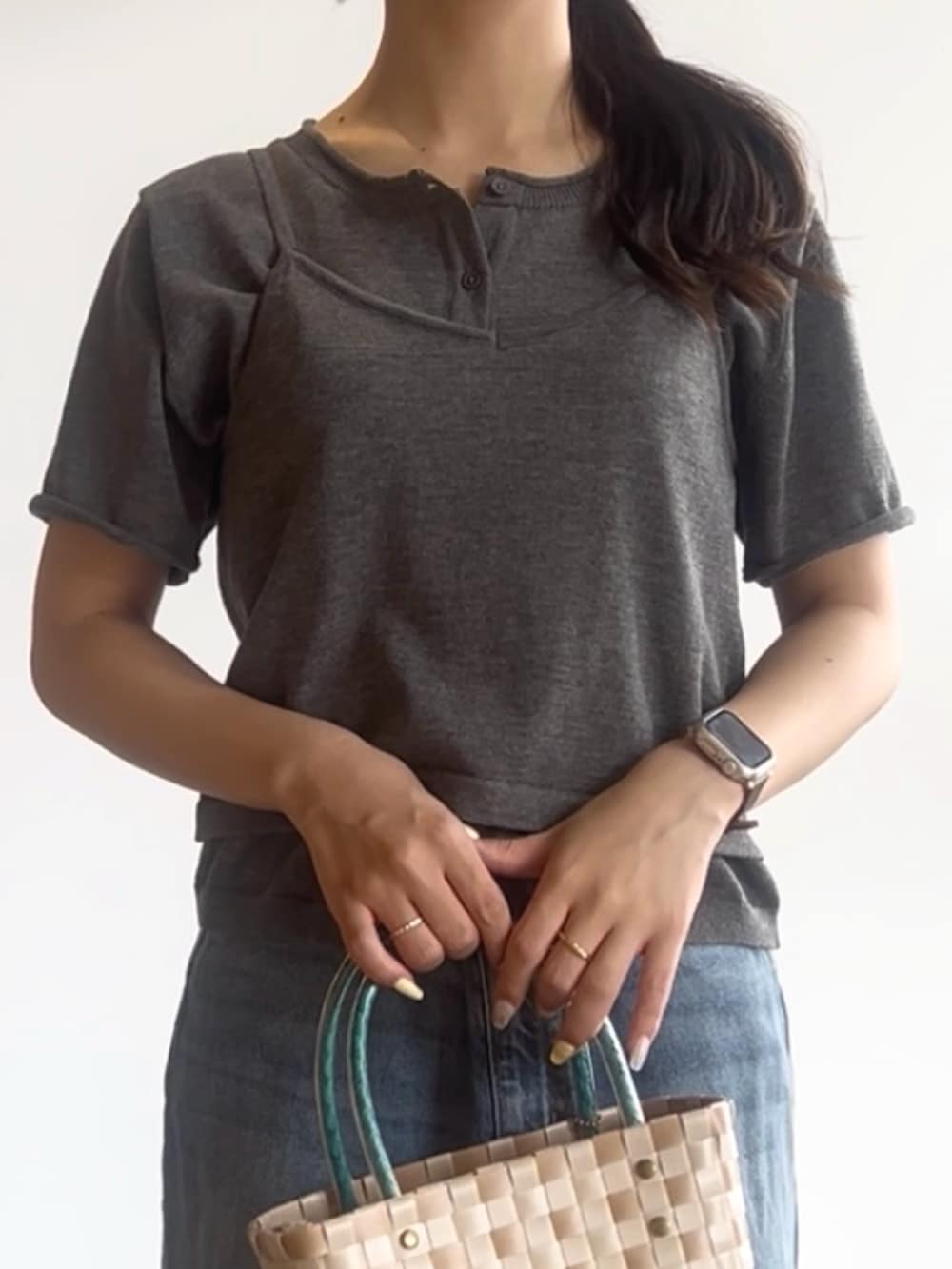 グレー系のカーディガン/ボレロ、ブルー系のスカート、ベージュ系のショルダーバッグを着用したレディースの夏コーディネートの3枚目の写真