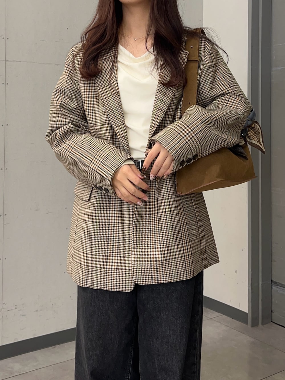 ホワイト系のTシャツ/カットソー、ブラウン系のその他アウター、イエロー系のショルダーバッグを着用したレディースの秋コーディネートの3枚目の写真