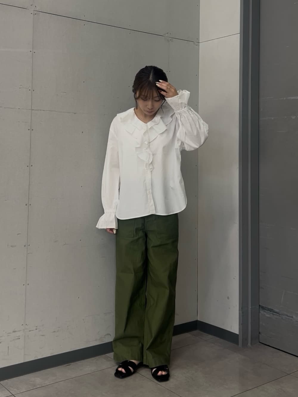 ホワイト系のシャツ/ブラウス、グリーン系のその他パンツ、ブラック系のサンダルを着用したレディースの夏コーディネートの2枚目の写真