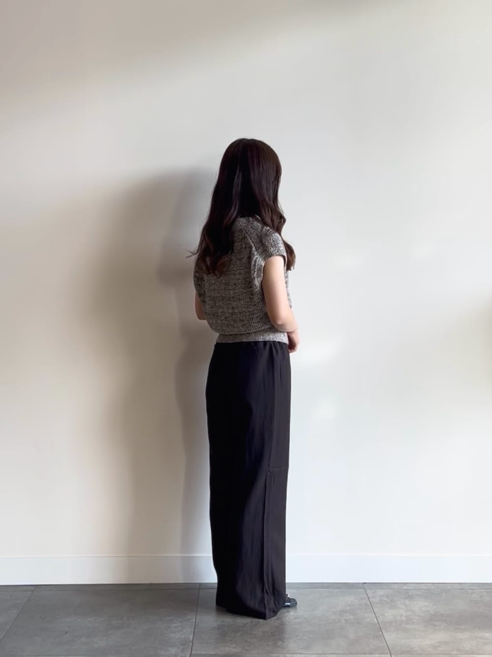 ホワイト系のタンクトップ、ブラック系のニット/セーター、ブラック系のその他パンツを着用したレディースの夏コーディネートの3枚目の写真