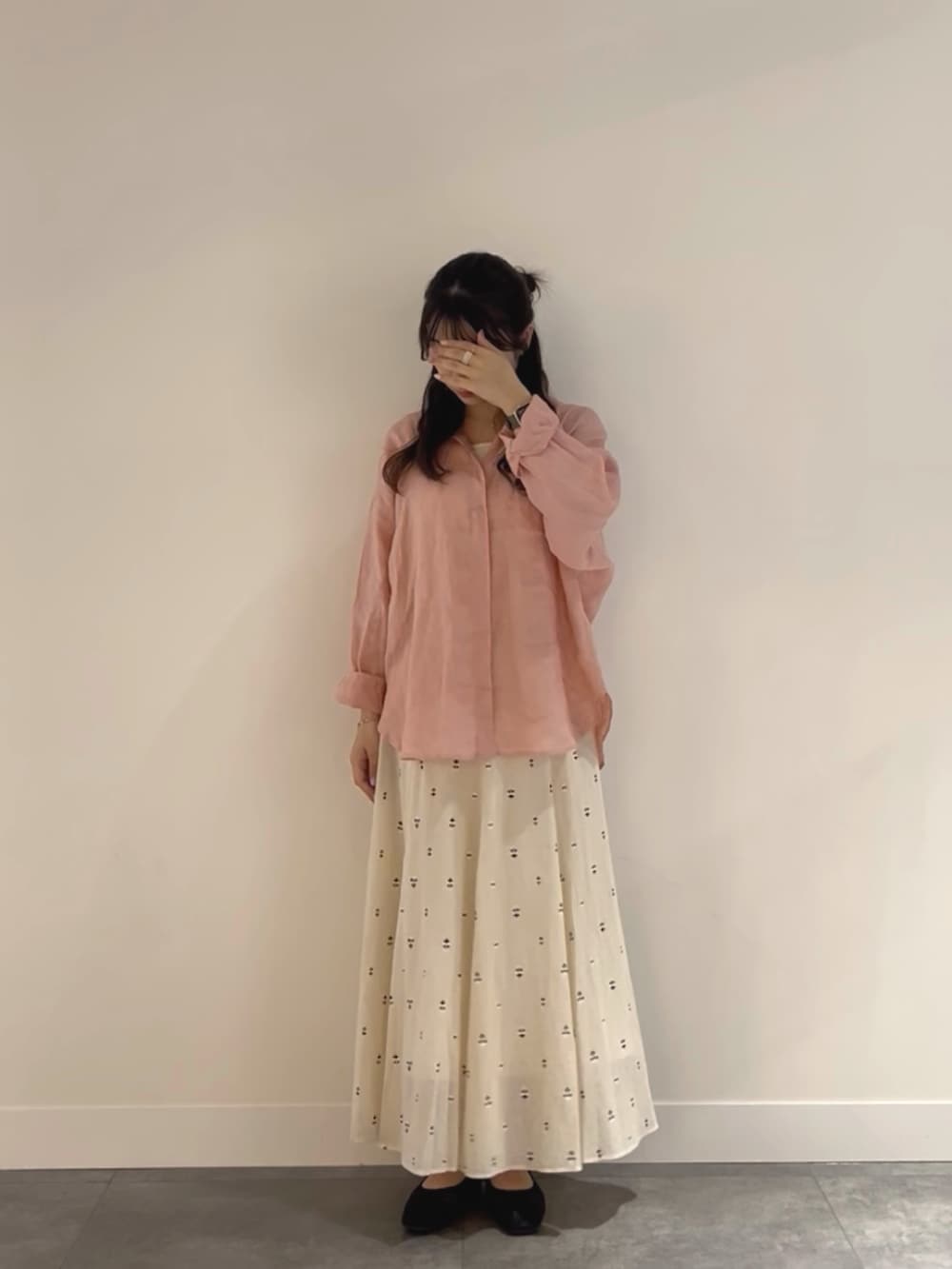 ホワイト系のタンクトップ、ブラック系のバレエシューズ、ホワイト系のスカートを着用したレディースの春コーディネートの2枚目の写真