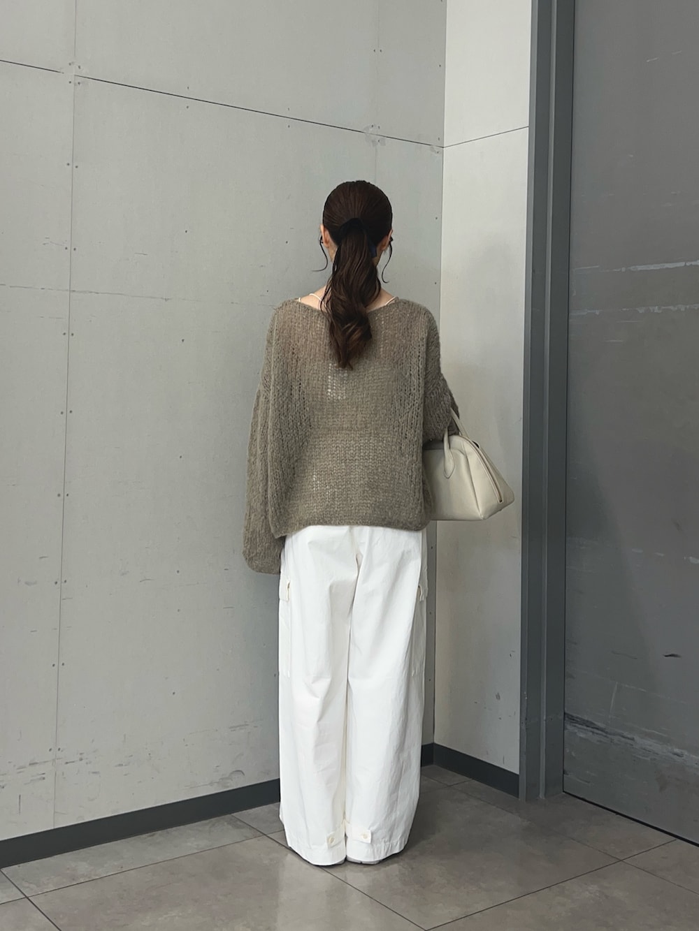 ホワイト系のその他パンツ、ホワイト系のハンドバッグを着用したレディースの秋コーディネートの3枚目の写真