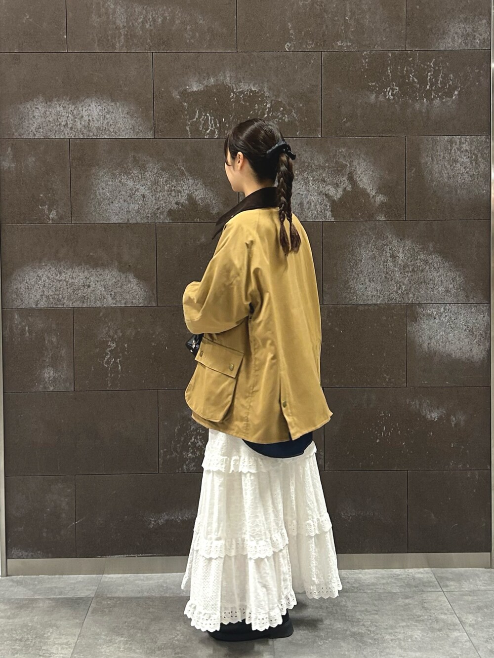 ホワイト系のスカート、ブルー系のシャツ/ブラウス、ベージュ系のその他アウターを着用したレディースの秋コーディネートの4枚目の写真