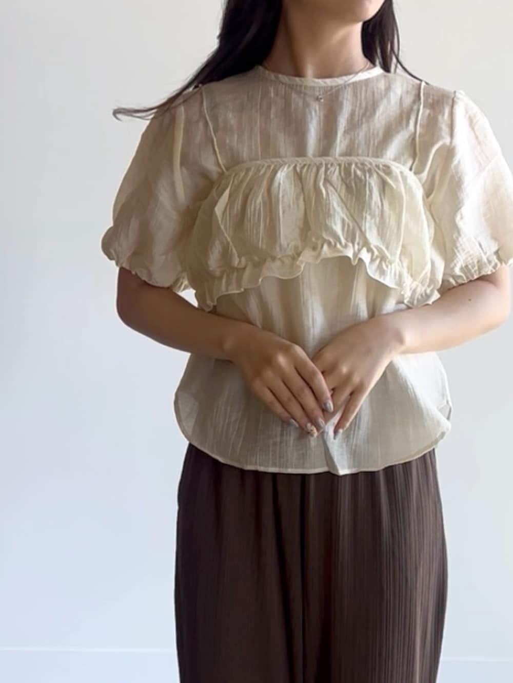 ホワイト系のシャツ/ブラウス、ブラウン系のその他パンツ、ブラック系のサンダルを着用したレディースの夏コーディネートの4枚目の写真