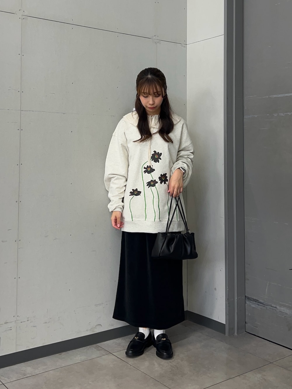ホワイト系のシャツ/ブラウス、ベージュ系のスウェット、ブラック系のショルダーバッグを着用したレディースの秋コーディネートの2枚目の写真