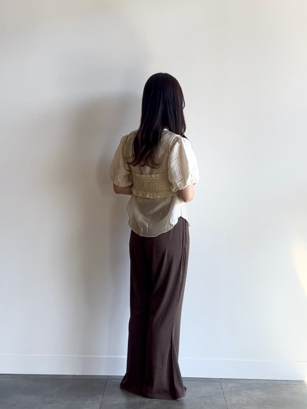 ホワイト系のシャツ/ブラウス、ブラウン系のその他パンツ、ブラック系のサンダルを着用したレディースの夏コーディネートの3枚目の写真