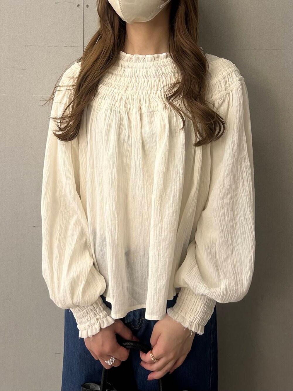 ブラック系のショルダーバッグ、ホワイト系のシャツ/ブラウスを着用したレディースの春コーディネートの4枚目の写真