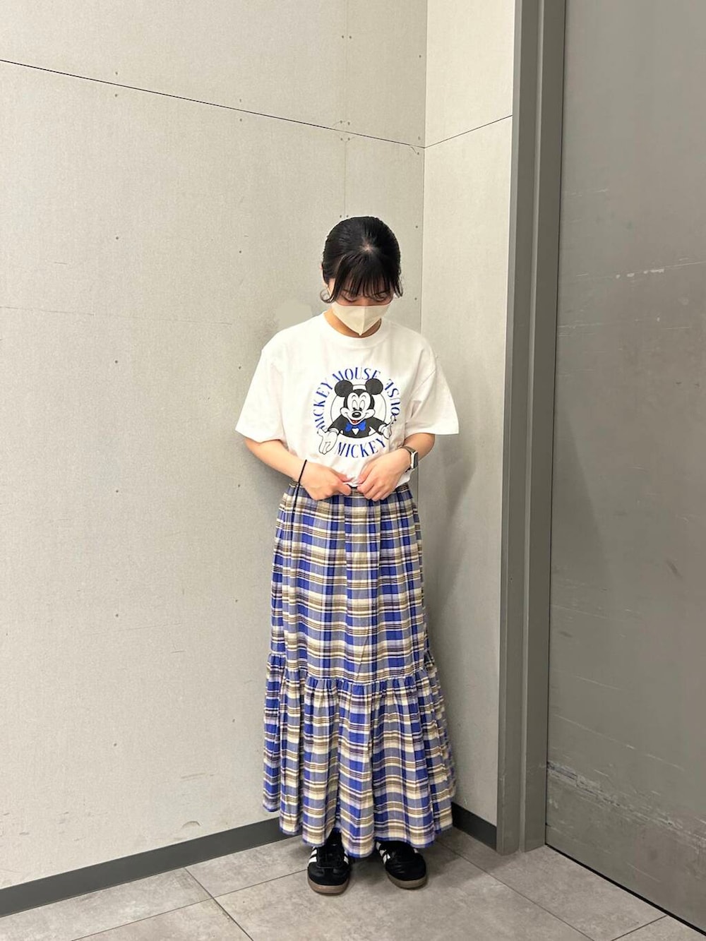 ブルー系のスカートを着用したレディースの春コーディネートの2枚目の写真