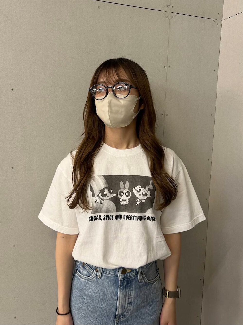 ブルー系のデニムパンツ、ブラック系のその他アウター、ホワイト系のTシャツ/カットソーを着用したレディースの春コーディネートの5枚目の写真