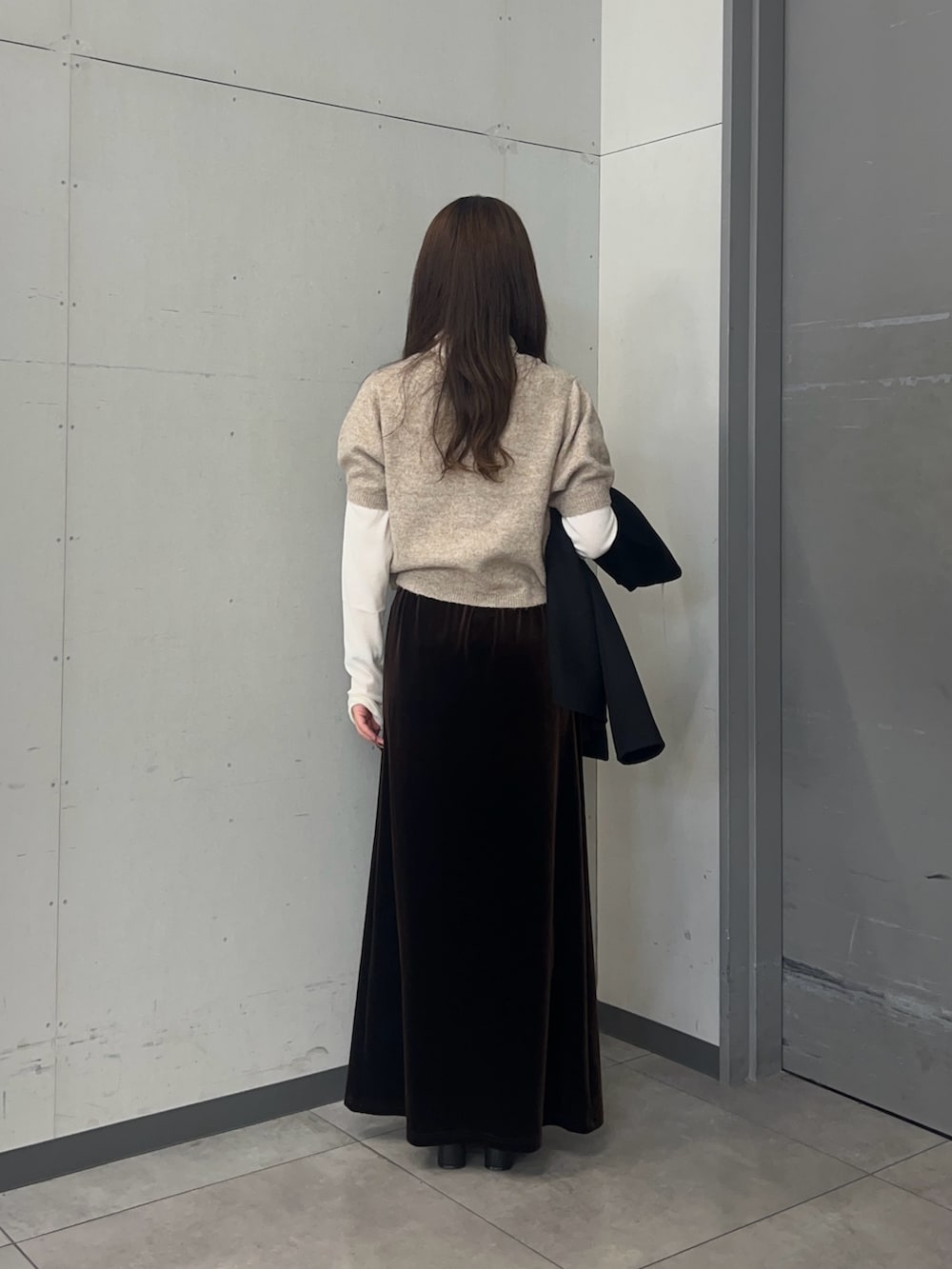 ベージュ系のカーディガン/ボレロ、ブラック系のノーカラージャケット、ブラウン系のスカートを着用したレディースの秋コーディネートの3枚目の写真