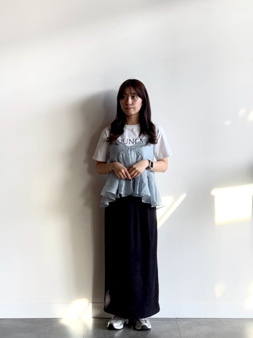 ホワイト系のTシャツ/カットソー、ブルー系のその他トップス、ブラック系のスカートを着用したレディースの夏コーディネートの2枚目の写真