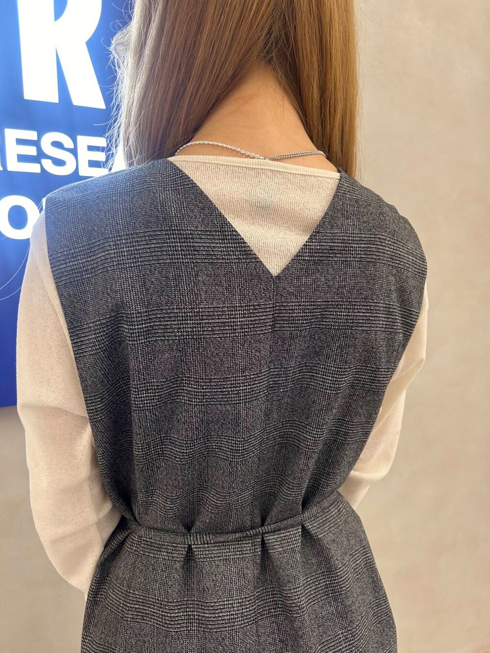 ブラック系のショルダーバッグ、ホワイト系のTシャツ/カットソー、その他のワンピースを着用したレディースの秋コーディネートの4枚目の写真