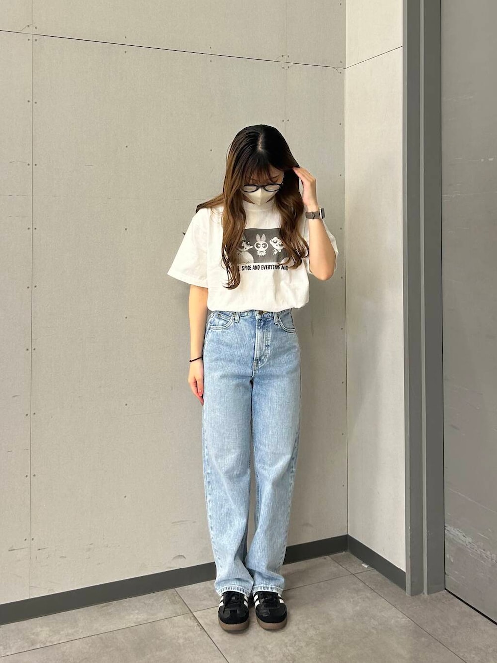 ブルー系のデニムパンツ、ブラック系のその他アウター、ホワイト系のTシャツ/カットソーを着用したレディースの春コーディネートの4枚目の写真