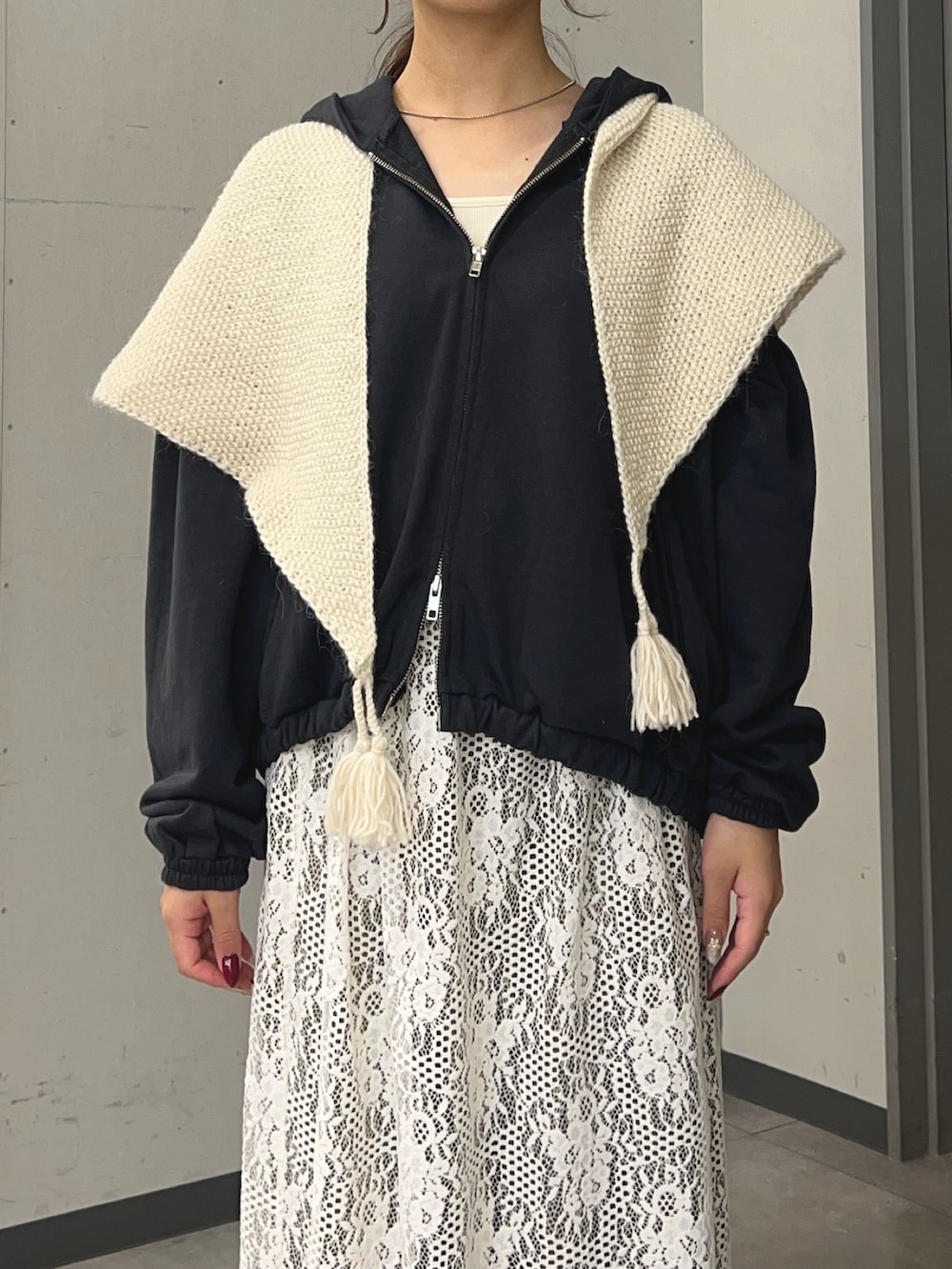 ベージュ系のその他パンツ、ブラック系のその他シューズ、ホワイト系のスカートを着用したレディースの秋コーディネートの4枚目の写真