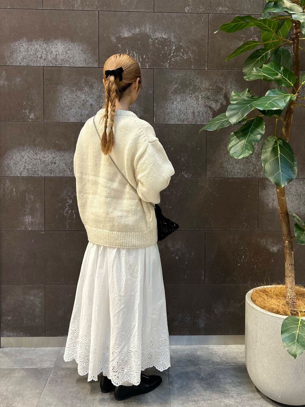 ホワイト系のニット/セーター、ブラック系のその他シューズ、ホワイト系のスカートを着用したレディースの秋コーディネートの3枚目の写真