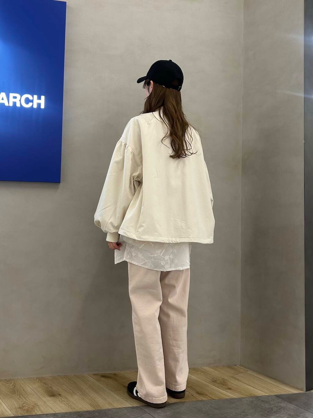 ピンク系のその他パンツ、ホワイト系のキャミソール、ブラック系のキャップを着用したレディースの春コーディネートの2枚目の写真