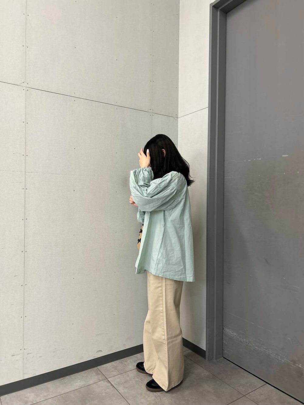 ベージュ系のデニムパンツ、イエロー系のショルダーバッグ、グリーン系のシャツ/ブラウスを着用したレディースの春コーディネートの3枚目の写真