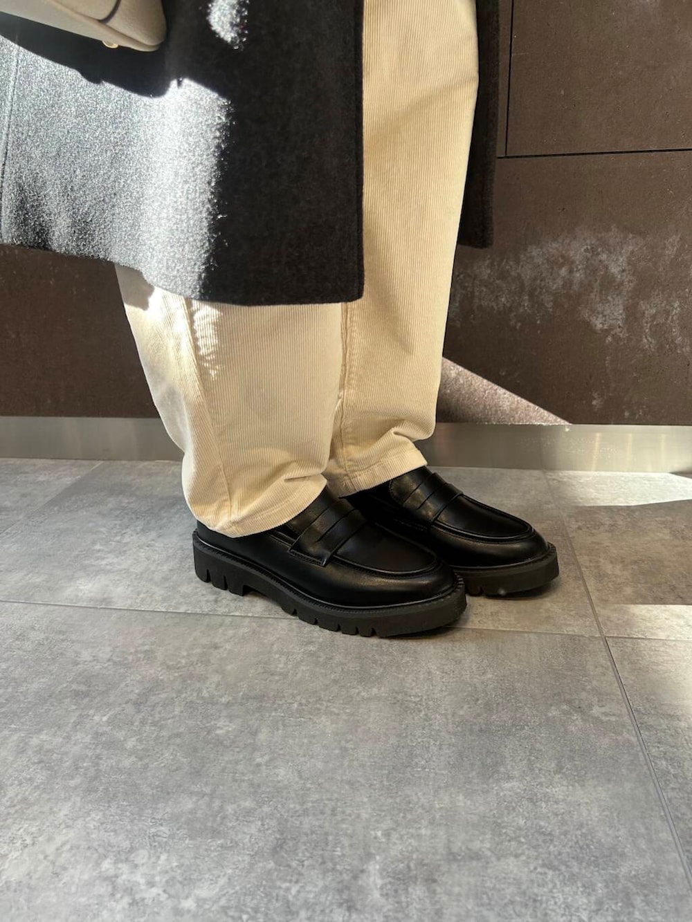 グレー系のその他アウター、ホワイト系のボストンバッグ、ホワイト系のその他パンツを着用したレディースの冬コーディネートの7枚目の写真