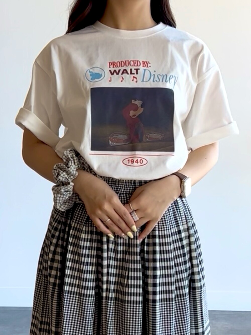 ブラック系のスカート、シルバー系のサンダルを着用したレディースの夏コーディネートの3枚目の写真