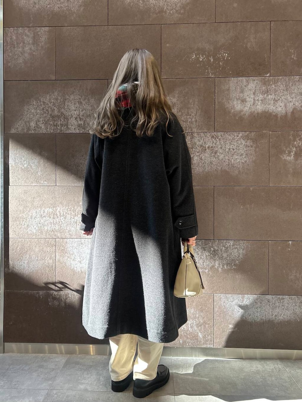 グレー系のその他アウター、ホワイト系のボストンバッグ、ホワイト系のその他パンツを着用したレディースの冬コーディネートの4枚目の写真