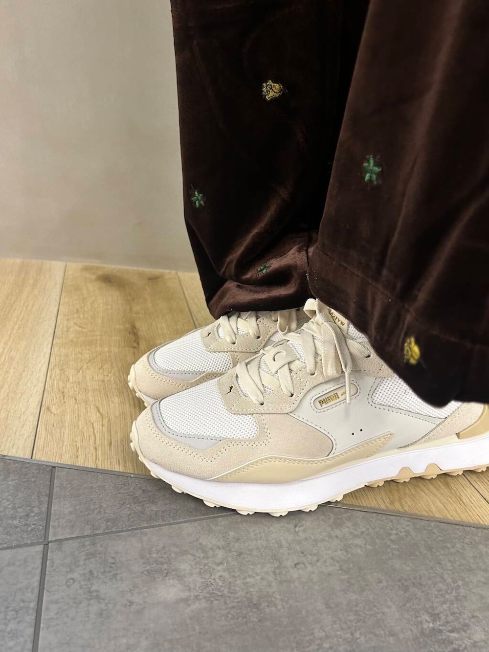 ホワイト系のスニーカー、ホワイト系のベスト、レッド系のシャツ/ブラウスを着用したレディースの秋コーディネートの5枚目の写真