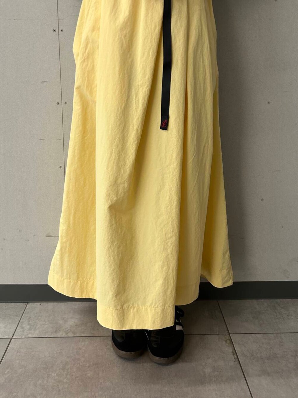 イエロー系のスカートを着用したレディースの春コーディネートの5枚目の写真