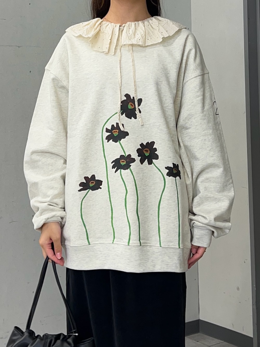 ホワイト系のシャツ/ブラウス、ベージュ系のスウェット、ブラック系のショルダーバッグを着用したレディースの秋コーディネートの4枚目の写真