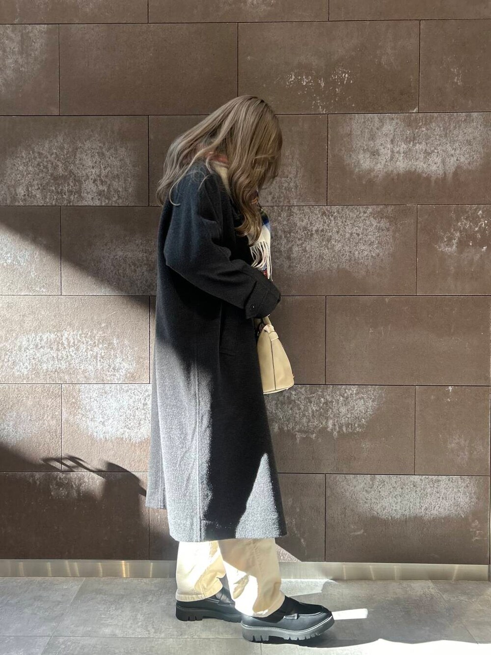 グレー系のその他アウター、ホワイト系のボストンバッグ、ホワイト系のその他パンツを着用したレディースの冬コーディネートの3枚目の写真