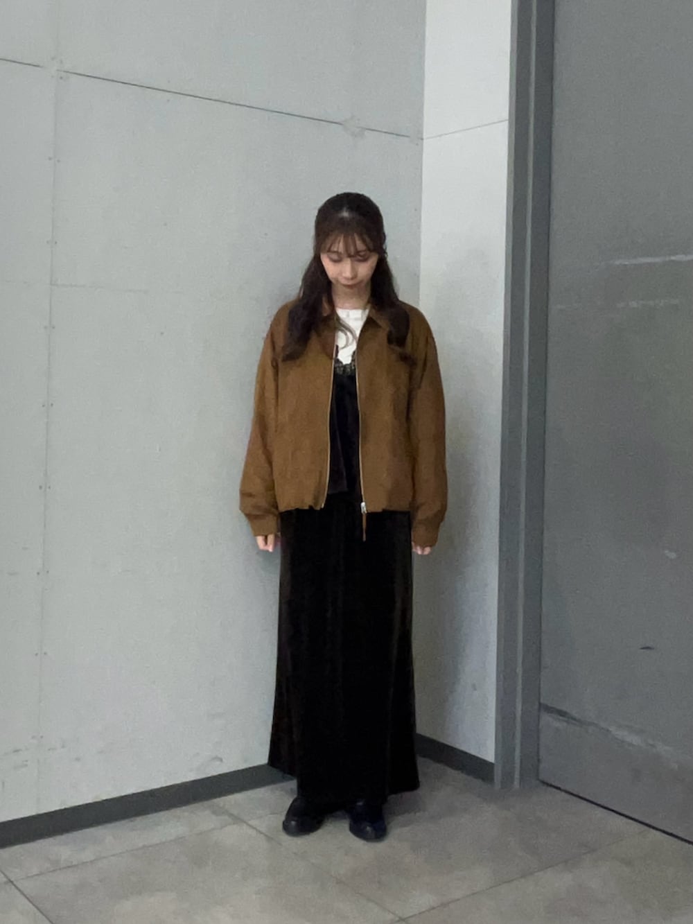 ホワイト系のTシャツ/カットソー、グリーン系のセットアップ、ブラック系のローファーを着用したレディースの秋コーディネートの6枚目の写真