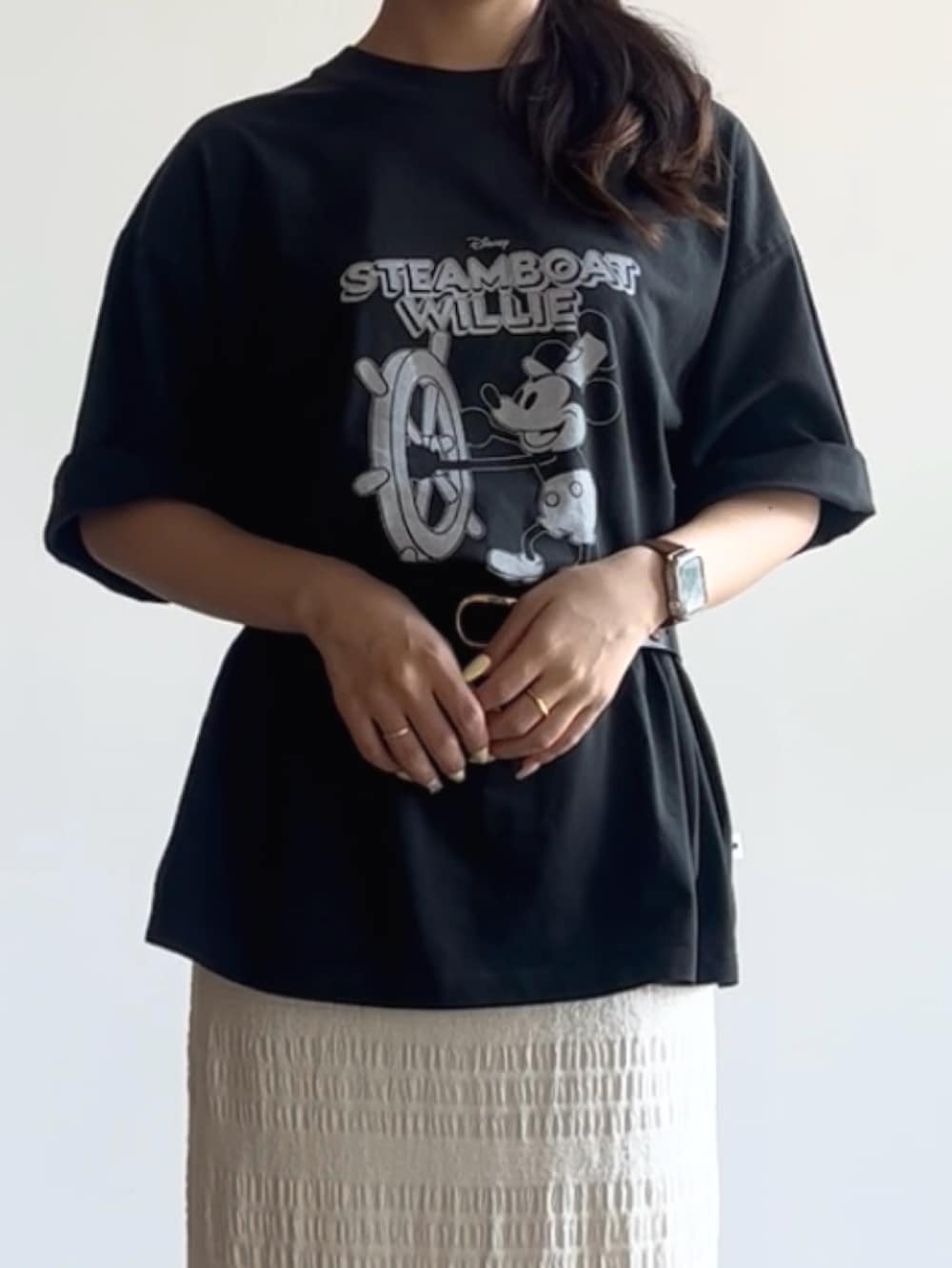 グレー系のTシャツ/カットソー、ホワイト系のスカート、ブラック系のベルトを着用したレディースの夏コーディネートの3枚目の写真