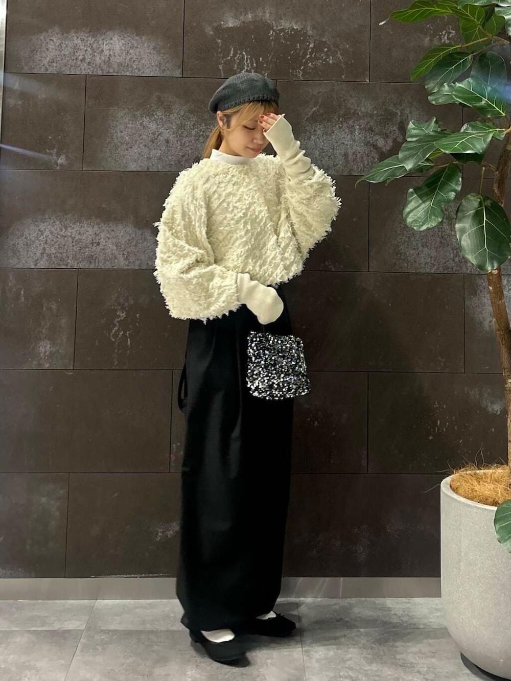 シルバー系のショルダーバッグ、ブラック系のバレエシューズ、ホワイト系のTシャツ/カットソーを着用したレディースの秋コーディネートの3枚目の写真