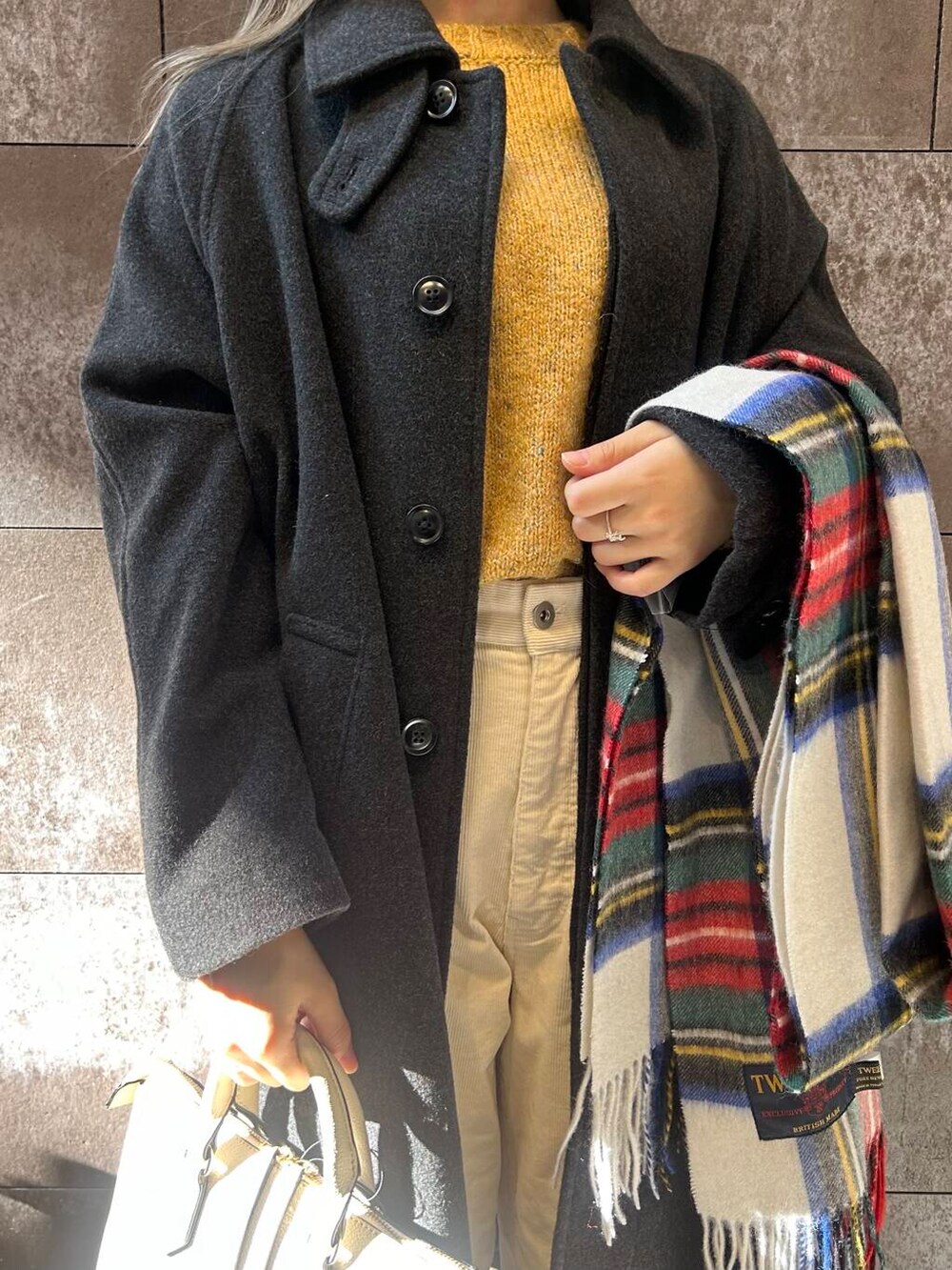 グレー系のその他アウター、ホワイト系のボストンバッグ、ホワイト系のその他パンツを着用したレディースの冬コーディネートの5枚目の写真