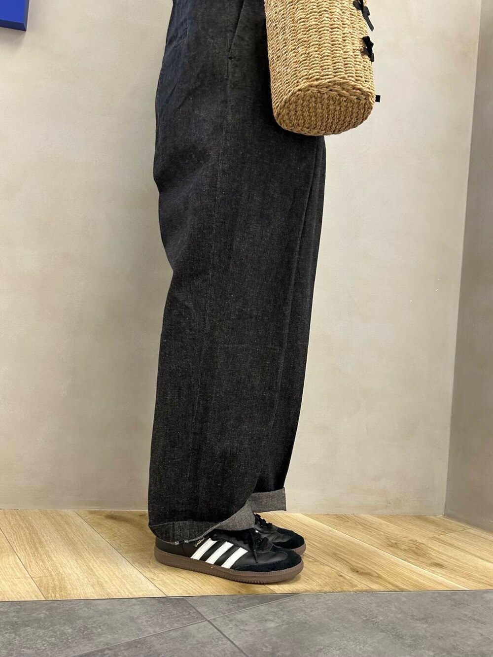 イエロー系のショルダーバッグ、ブラック系のサロペット/オーバーオール、ホワイト系のシャツ/ブラウスを着用したレディースの春コーディネートの6枚目の写真