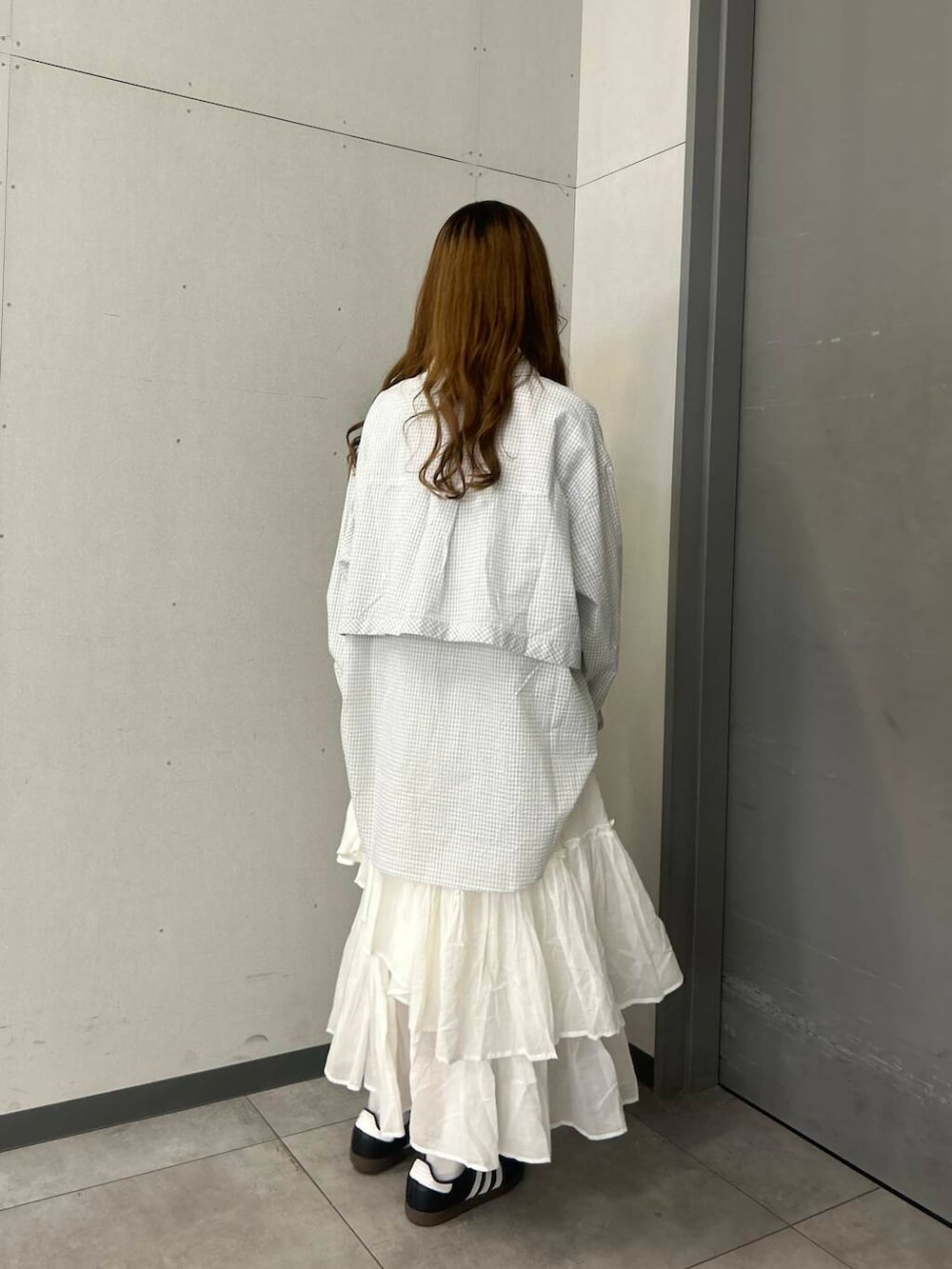 ホワイト系のシャツ/ブラウス、ホワイト系のスカートを着用したレディースの春コーディネートの3枚目の写真