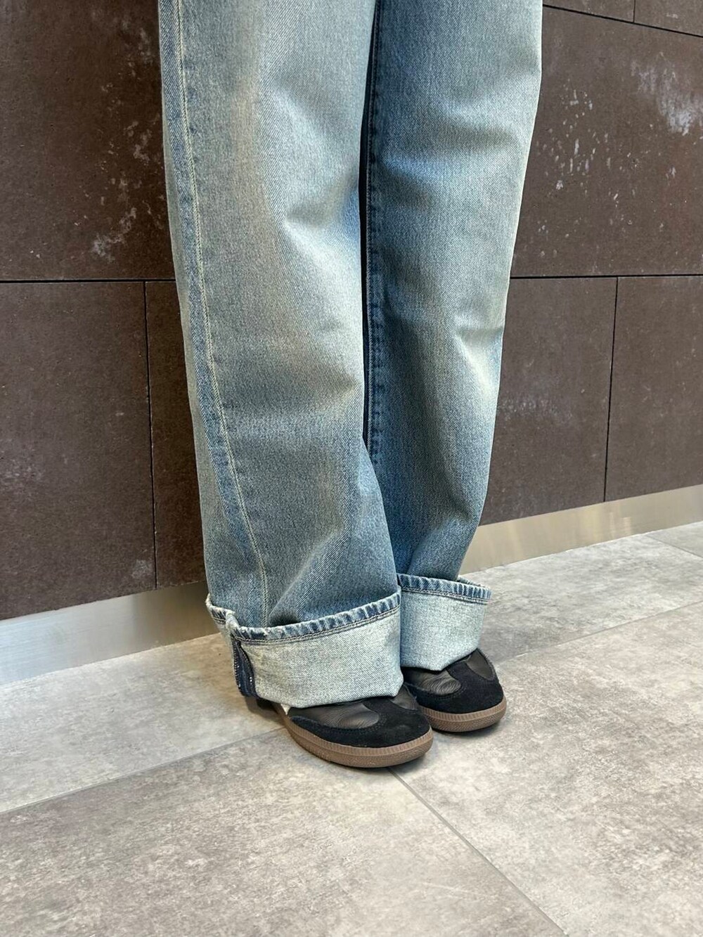 ブルー系のスウェット、ブルー系のデニムパンツを着用したレディースの冬コーディネートの5枚目の写真